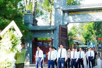 Lãnh đạo tỉnh Nghệ An dâng hoa, dâng hương tưởng niệm Chủ tịch Hồ Chí Minh và các Anh hùng liệt sĩ