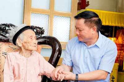 Bí thư Tỉnh ủy Nguyễn Khắc Thận thăm, tặng quà tri ân Bà Mẹ Việt Nam Anh hùng, thương binh