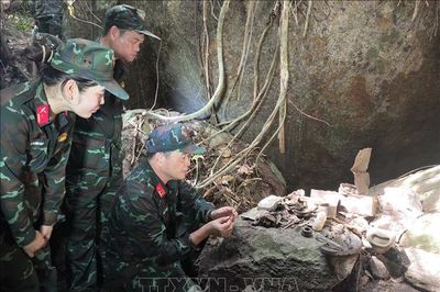 Những nén nhang sưởi ấm hang đá, nơi các liệt sĩ hòa vào Tổ quốc