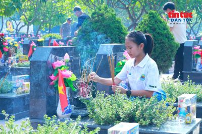 Người dân dâng hương, thành kính tri ân các Anh hùng liệt sĩ tại Nghĩa trang Mai Dịch