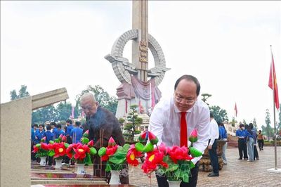 Dâng hương tưởng niệm những người con ưu tú của dân tộc