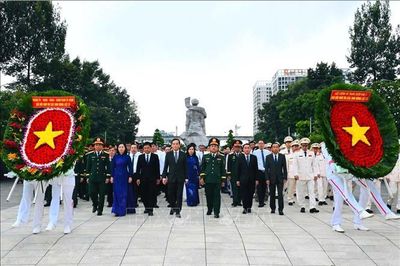 Tưởng nhớ các Anh hùng liệt sĩ, đồng bào đã hy sinh vì Tổ quốc