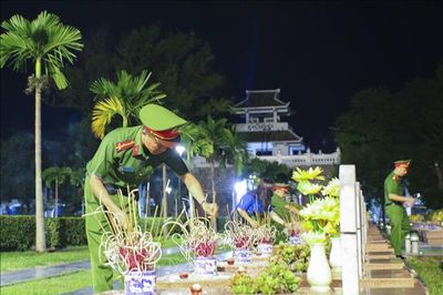 Nối dài những dòng người vào viếng các liệt sĩ Điện Biên Phủ