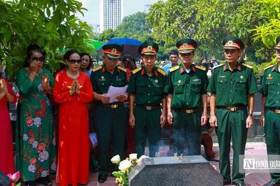 Hà Nội: Người dân dâng hương, tưởng nhớ các Anh hùng liệt sĩ