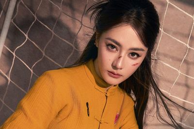 Tạo hình đầy thương tích của Địch Lệ Nhiệt Ba gây sốt
