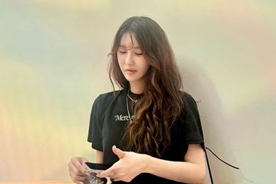 Lee Ji Ah gây chú ý với nhan sắc rạng rỡ ở tuổi 47