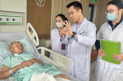 Nối mạch cứu đầu gối bị bắn nát trong chiến tranh của người thương binh