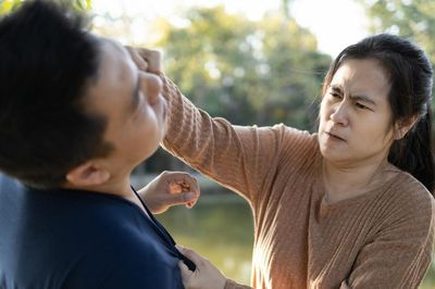 Vợ bạo hành chồng và cái bẫy mang tên 'cam chịu vì con'