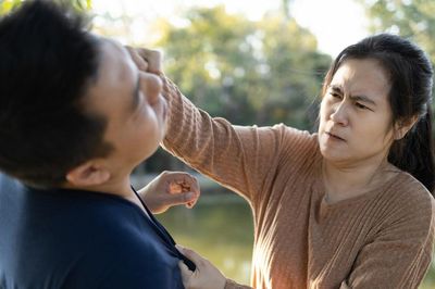 Vợ bạo hành chồng và cái bẫy mang tên 'cam chịu vì con'