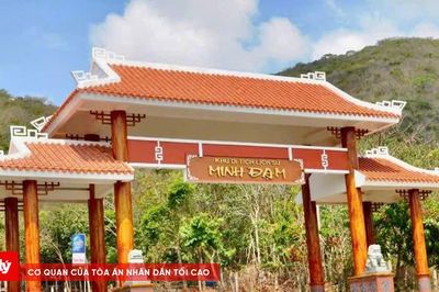 Dâng hương tưởng niệm các Anh hùng liệt sĩ tại Khu căn cứ Minh Đạm
