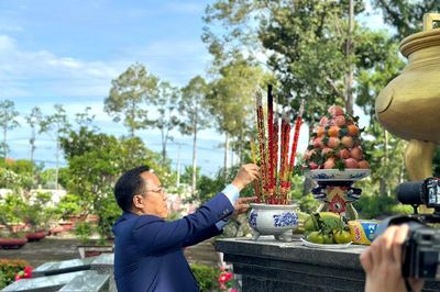 Đoàn công tác Bộ Công Thương dâng hương tưởng niệm các Anh hùng liệt sĩ tại Tây Ninh