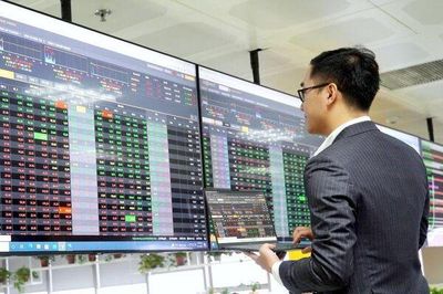 Tháng 7 thường tăng điểm, VN-Index lại giảm mạnh nhất 10 năm: Nhà đầu tư nên làm gì?