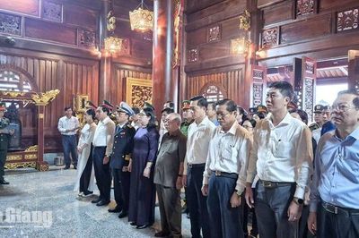 Dâng hoa, dâng hương tri ân Chủ tịch Hồ Chí Minh và các Anh hùng liệt sĩ tại Phú Quốc