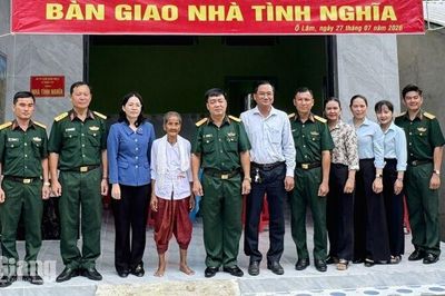 Trao nhà tình nghĩa cho gia đình chính sách xã Ô Lâm