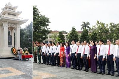 Các đồng chí lãnh đạo tỉnh Bắc Ninh dâng hương tưởng niệm các Anh hùng liệt sĩ