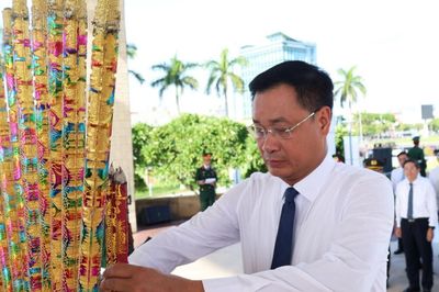 Lãnh đạo thành phố Đà Nẵng dâng hương tưởng niệm các anh hùng liệt sĩ