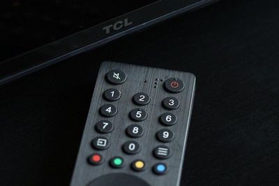 Vì sao công nghệ hồng ngoại vẫn 'sống khỏe' trên điều khiển TV thông minh?