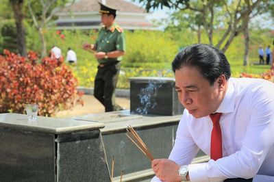 Lãnh đạo thành phố Đà Nẵng dâng hương tại Nghĩa trang liệt sĩ và Tượng đài Mẹ Việt Nam anh hùng