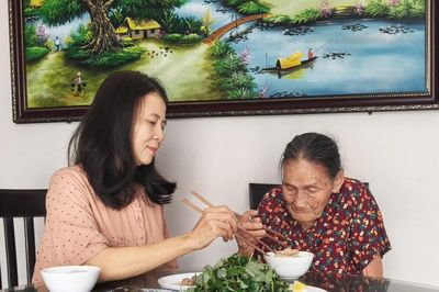 Bữa cơm ngày hòa bình của mẹ