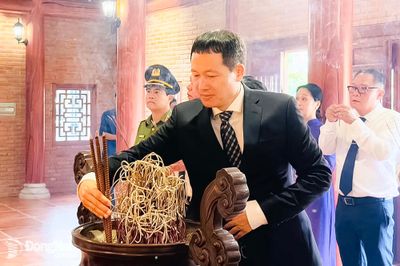 Ban Thường vụ Thành ủy Đồng Nai dâng hương tại Nhà thờ Bác Hồ