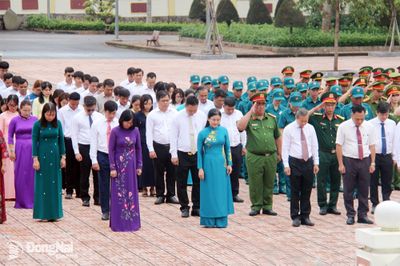 Phó Bí thư Thường trực Thành ủy Tôn Ngọc Hạnh thăm, tặng quà các Mẹ Việt Nam anh hùng