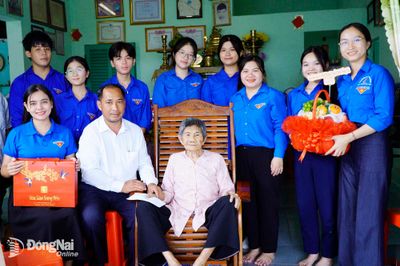 Ấm tình bữa cơm tri ân tại gia đình Mẹ Việt Nam anh hùng Hồ Thị Vàng