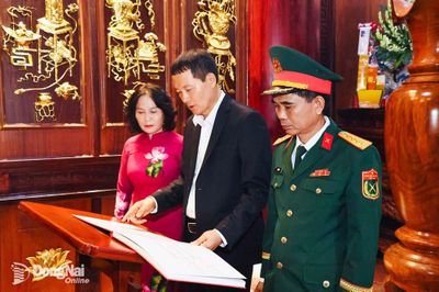 Bí thư Thành ủy Vũ Hồng Văn dâng hương tại Đền thờ liệt sĩ Xuân Lộc, Long Khánh và thăm các gia đình chính sách