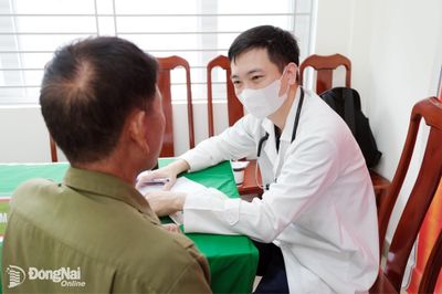 Những 'chiến sĩ áo trắng' tiếp nối nghĩa tình với người có công