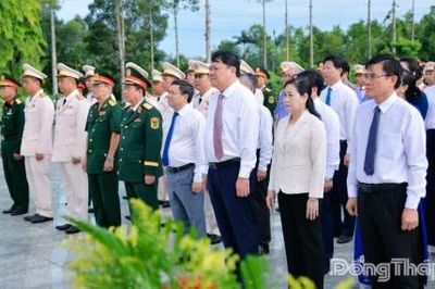 Lãnh đạo tỉnh Đồng Tháp viếng Nghĩa trang Liệt sĩ tỉnh