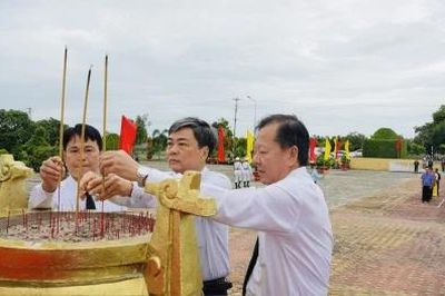 Lãnh đạo tỉnh Đồng Tháp viếng Nghĩa trang Liệt sĩ Tam Nông