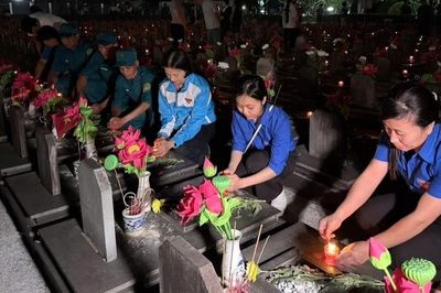 Tuổi trẻ Gia Lai thắp nến tri ân các anh hùng liệt sĩ
