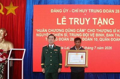 Truy tặng Huân chương Dũng cảm cho Thượng sĩ Kpă Thiêp