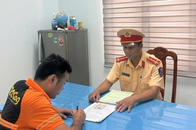 Gia Lai: Tài xế xe tải vượt đường ngang trái quy định còn làm hỏng rào chắn