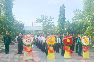 Xã Khánh Vĩnh dâng hương viếng nghĩa trang liệt sĩ
