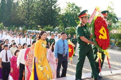 Xã Cam Lâm tổ chức dâng hương tại Đài tưởng niệm liệt sĩ xã