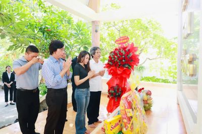 Dâng hương tưởng niệm anh hùng liệt sĩ tại Căn cứ cách mạng Đồng Bò