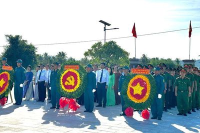 Xã Nam Cam Ranh dâng hương tri ân các anh hùng liệt sĩ