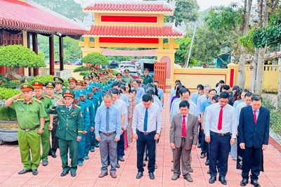 Xã Khánh Sơn và Tây Khánh Sơn dâng hương tri ân các anh hùng liệt sĩ