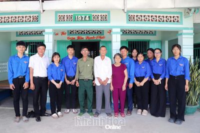 Tuổi trẻ xã Phước Hữu phục hồi ảnh anh hùng, liệt sĩ trao tặng thân nhân