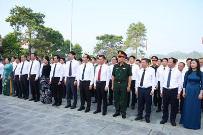 Đoàn đại biểu của tỉnh dâng hương nhân kỷ niệm 79 năm Ngày Thương binh - Liệt sĩ