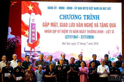 Bát Xát tổ chức gặp mặt, tặng quà tri ân các gia đình chính sách nhân kỷ niệm 79 năm ngày thương binh liệt sỹ