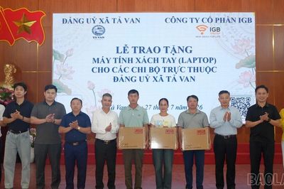 Xã Tả Van tiếp nhận máy tính tài trợ, ký kết hợp tác thúc đẩy chuyển đổi số