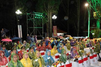 Hàng trăm người đội mưa dự chương trình nghệ thuật tri ân các Anh hùng liệt sĩ