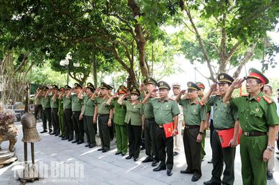 Hội Cựu CAND tỉnh dâng hương tri ân các Anh hùng liệt sĩ và thăm thân nhân 10 nữ dân quân pháo phòng không Lam Hạ