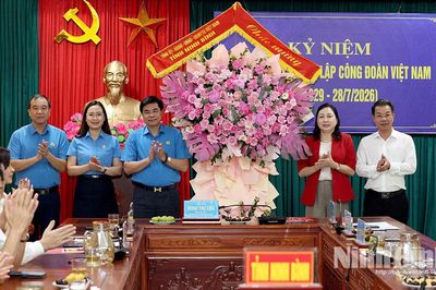 Đồng chí Phó Bí thư Tỉnh ủy, Chủ tịch Ủy ban MTTQ Việt Nam tỉnh chúc mừng Liên đoàn Lao động tỉnh nhân kỷ niệm 97 năm Ngày thành lập Công đoàn Việt Nam