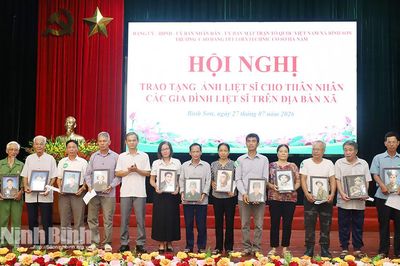 Trao hơn 200 di ảnh phục dựng cho thân nhân các liệt sĩ tại xã Bình Sơn