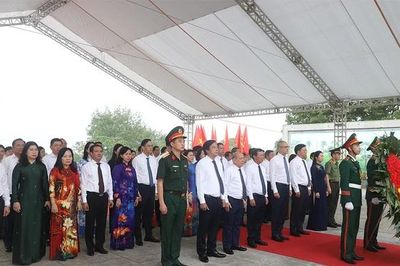 Lãnh đạo Tỉnh ủy, HĐND, UBND, Ủy ban MTTQ tỉnh dâng hương tưởng niệm các Anh hùng liệt sĩ