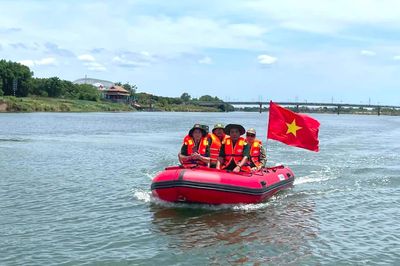 Đội cano 0 đồng phục vụ miễn phí cựu chiến binh, thân nhân liệt sĩ tham quan dọc sông Thạch Hãn