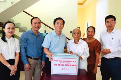 Đồng chí Nguyễn Văn Phương, Bí thư Tỉnh ủy thăm, tặng quà gia đình chính sách