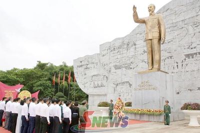 Các đồng chí lãnh đạo tỉnh dâng hương, dâng hoa Tượng đài Bác Hồ, Đền thờ Bác Hồ và dâng hương tưởng niệm các Anh hùng liệt sĩ Nhà tù Sơn La